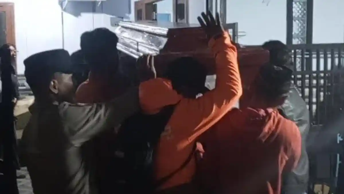Suasana kedatangan mobil ambulans BPBD yang membawa peti jenazah korban kebakaran kapal di area permukiman warga Kabupaten Tulungagung.