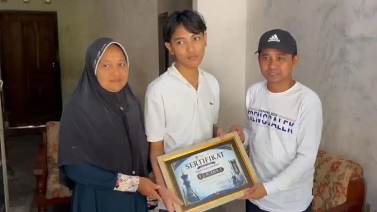 Remaja asal Trenggalek peraih juara dunia Magic Chess bersama pejabat Dinas Pemuda dan Olahraga Kabupaten Trenggalek saat kunjungan kerja.