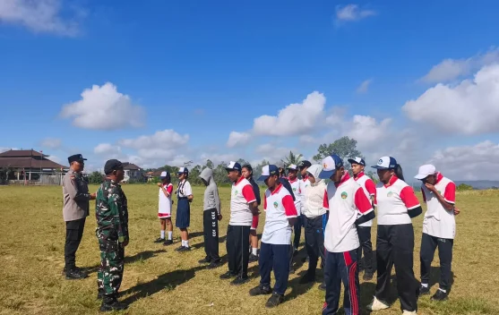 Serka Made Santika Atmaja sedang melatih baris-berbaris kepada para siswa SMP Negeri 4 Pupuan di Lapangan Umum Desa Padangan, Tabanan.