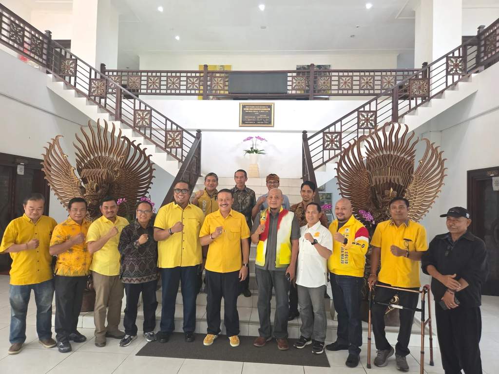 Suasana pertemuan konsolidasi politik antara I Gede Sumarjaya Linggih dengan jajaran Fraksi Partai Golkar di Gedung DPRD Karangasem, Bali.