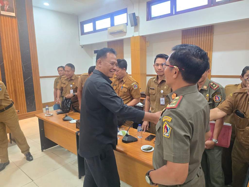 Suasana ruang rapat gedung DPRD Kabupaten Klungkung saat pembahasan anggaran tambahan untuk pengawasan penduduk non-permanen.