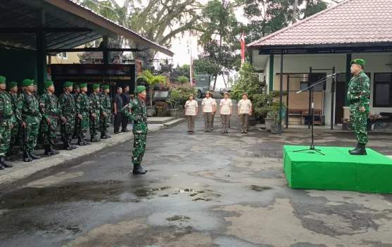 Kepala Staf Kodim 1619/Tabanan Mayor Inf I Gede Nariada memimpin upacara bendera mingguan di halaman Makodim Tabanan.