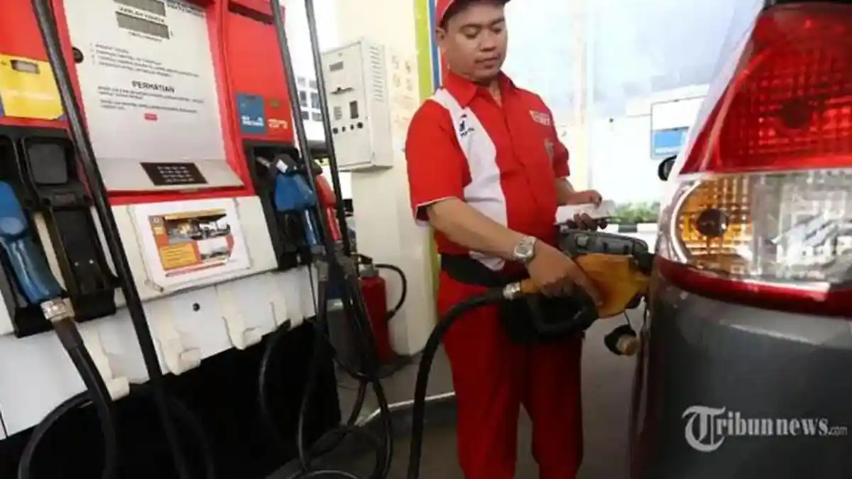 Suasana antrean kendaraan di salah satu Stasiun Pengisian Bahan Bakar Umum (SPBU) Pertamina di Jakarta saat pengisian bahan bakar.