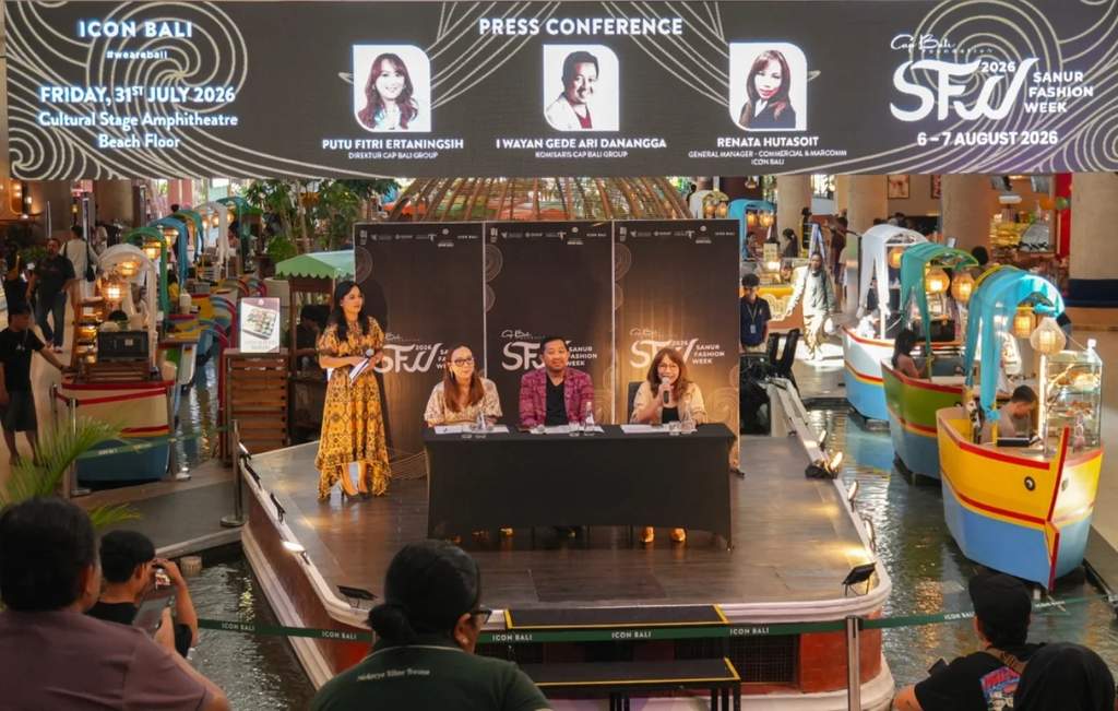 Panggung peragaan busana atau catwalk di atas breakwater Pantai Sanur dengan latar belakang pemandangan laut lepas di Bali.