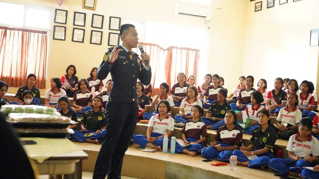 Taruna dan taruni Poltekimipas bersama pihak Kantor Imigrasi Singaraja saat memberikan sosialisasi di hadapan para siswa SMA.