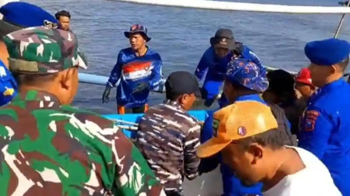Tim evakuasi gabungan dari Satpolairud Polres Situbondo dan Basarnas saat bersiap mengevakuasi jenazah nelayan di perairan Jangkar, Kabupaten Situbondo.